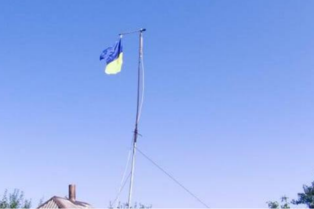 Військові підняли прапор України у двох населених пунктах Харківської області - відео Військові підняли прапор України у двох населених пунктах Харківської області - відео