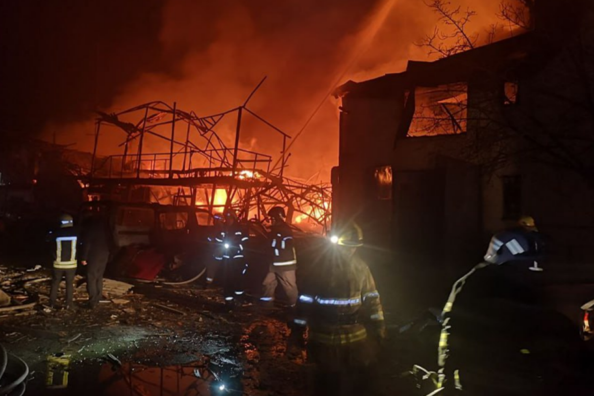 Уночі ворог випустив по Україні майже 40 безпілотників та ракету: наслідки - фото