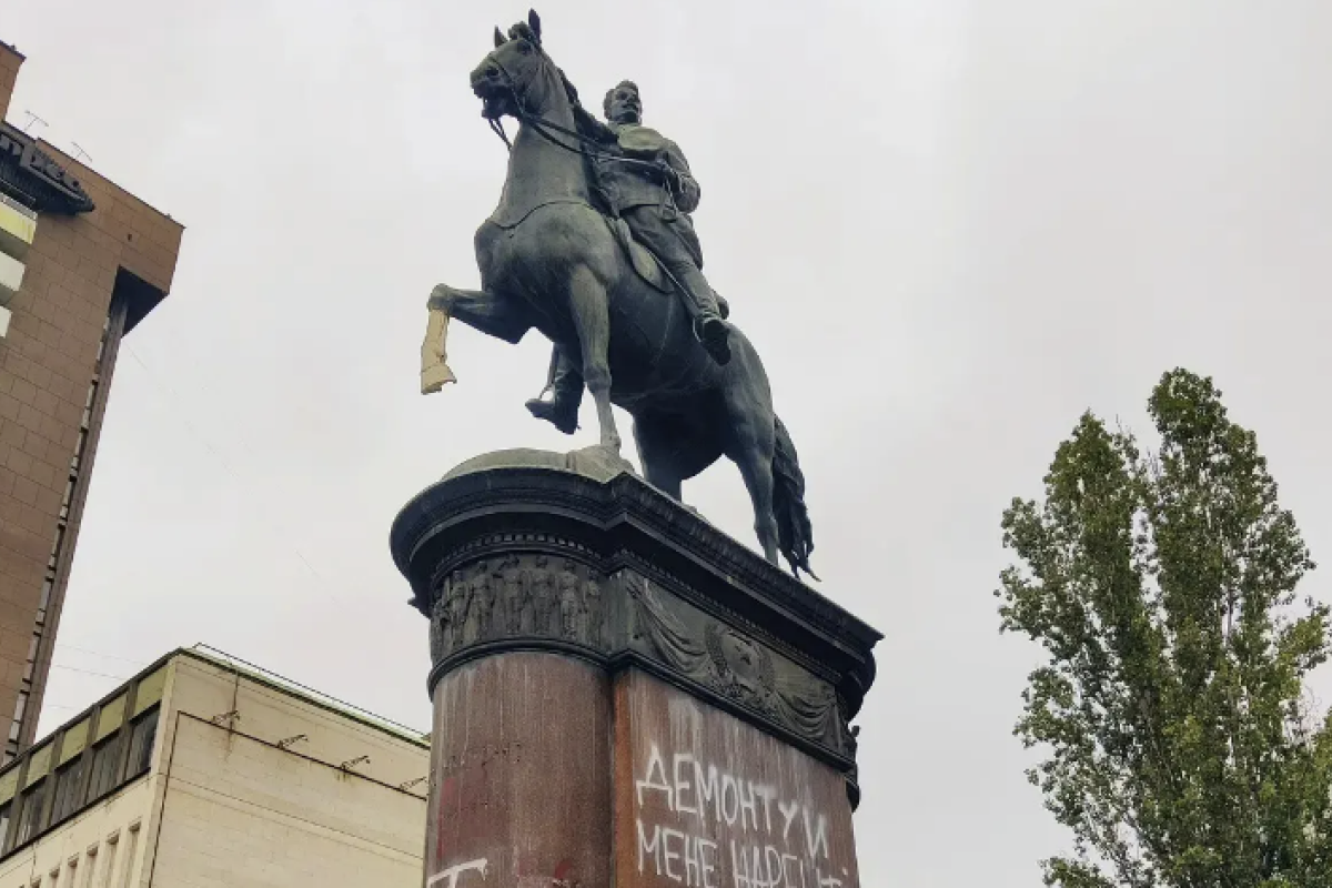 В Киеве начали демонтировать монумент Щорсу - фото В Киеве начали демонтировать монумент Щорсу - фото