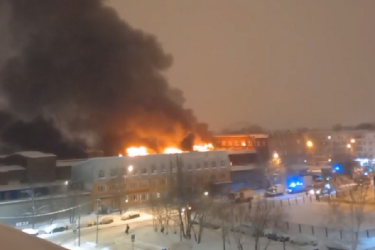 В Москве горит завод специальных автомобилей - видео
