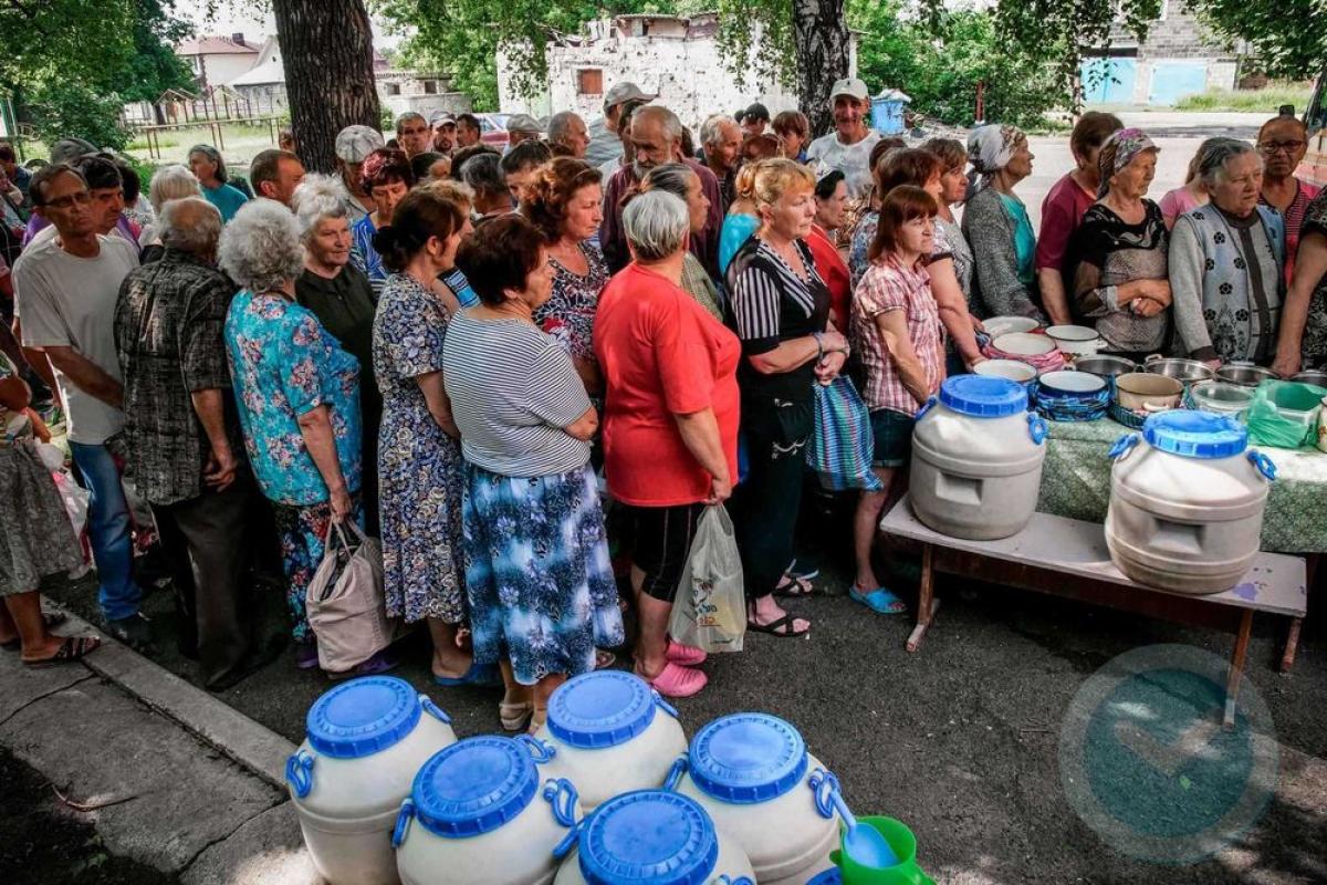 Поки окупаційна влада звітує, люди в Сіверськодонецьку стоять в черзі за гарячим обідом Поки окупаційна влада звітує, люди в Сіверськодонецьку стоять в черзі за гарячим обідом