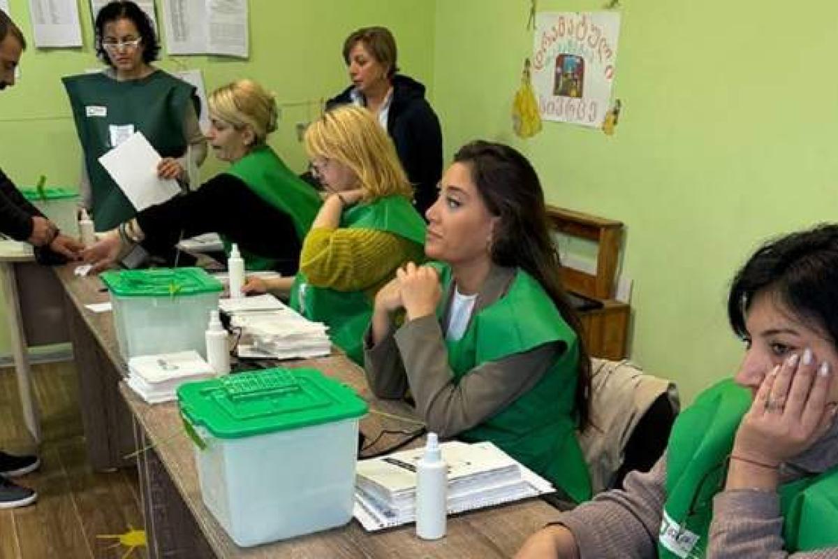 Грузія на межі скандалу: парламентські вибори почалися з вкидань бюлетенів та сутичок на дільницях Грузія на межі скандалу: парламентські вибори почалися з вкидань бюлетенів та сутичок на дільницях