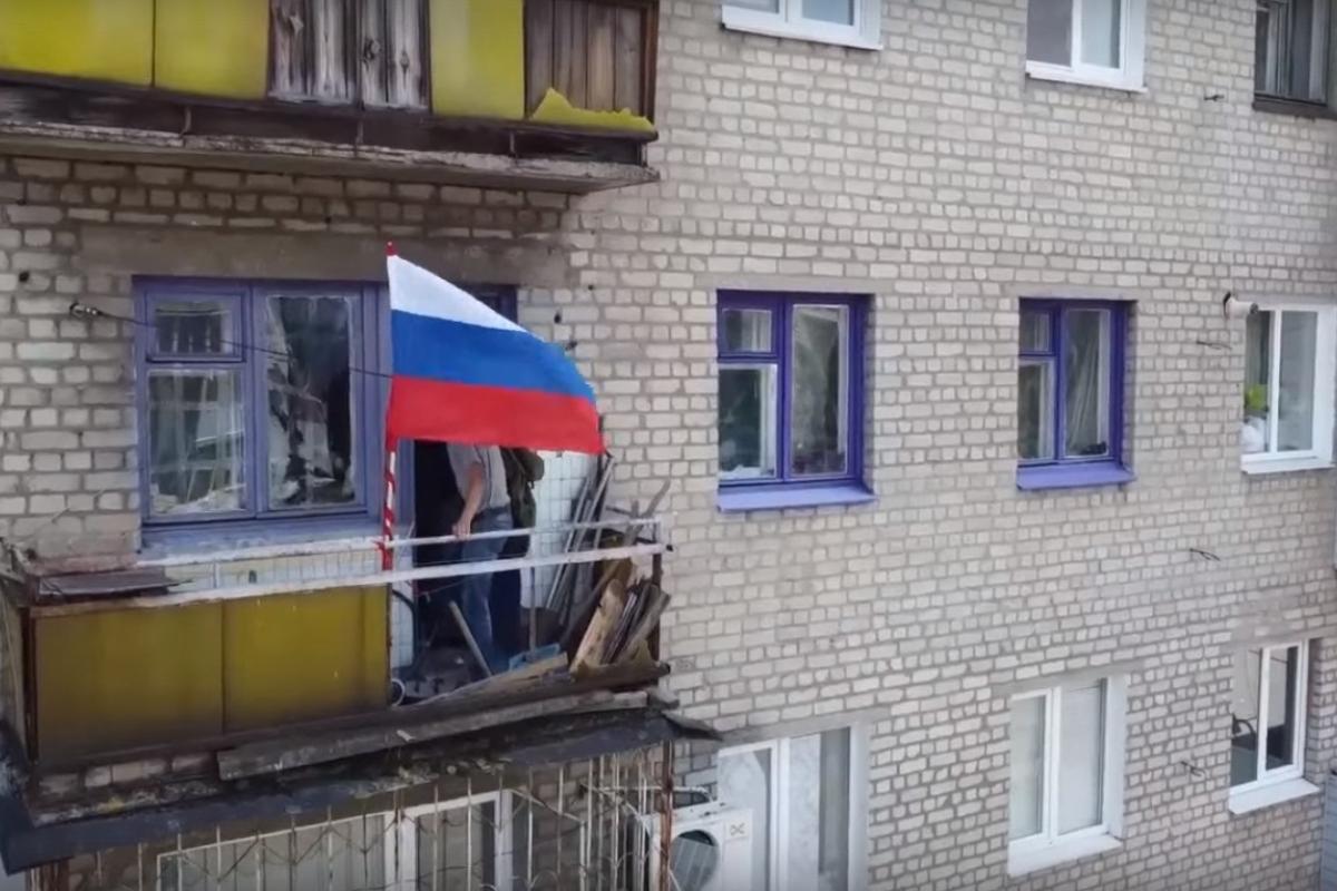 Балкон для фото, продукты для пиара: оккупанты создают свой "сервис" для семей погибших в Лисичанске Балкон для фото, продукты для пиара: оккупанты создают свой "сервис" для семей погибших в Лисичанске