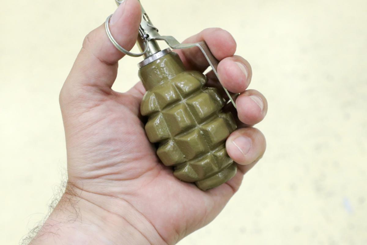 Граната в руках дитини: як гра у Донецьку закінчилася протоколом для матері Граната в руках дитини: як гра у Донецьку закінчилася протоколом для матері