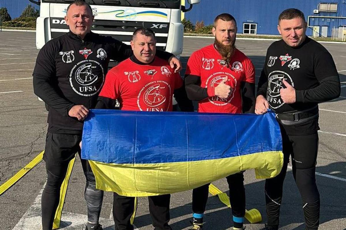Оперативник-рекордсмен: как полицейский из Луганщины тянул 18-тонный грузовик для Книги рекордов Гиннеса Оперативник-рекордсмен: как полицейский из Луганщины тянул 18-тонный грузовик для Книги рекордов Гиннеса