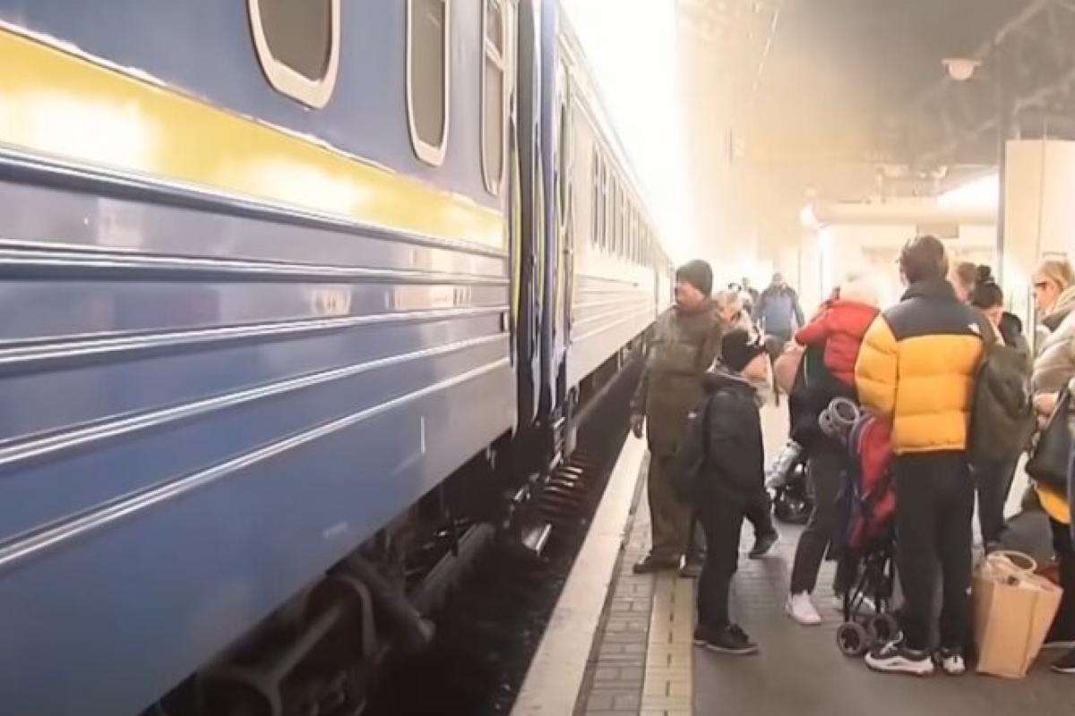 Потяг без вагону: курйоз на Львівському вокзалі неприємно вразив пасажирів - відео Потяг без вагону: курйоз на Львівському вокзалі неприємно вразив пасажирів - відео