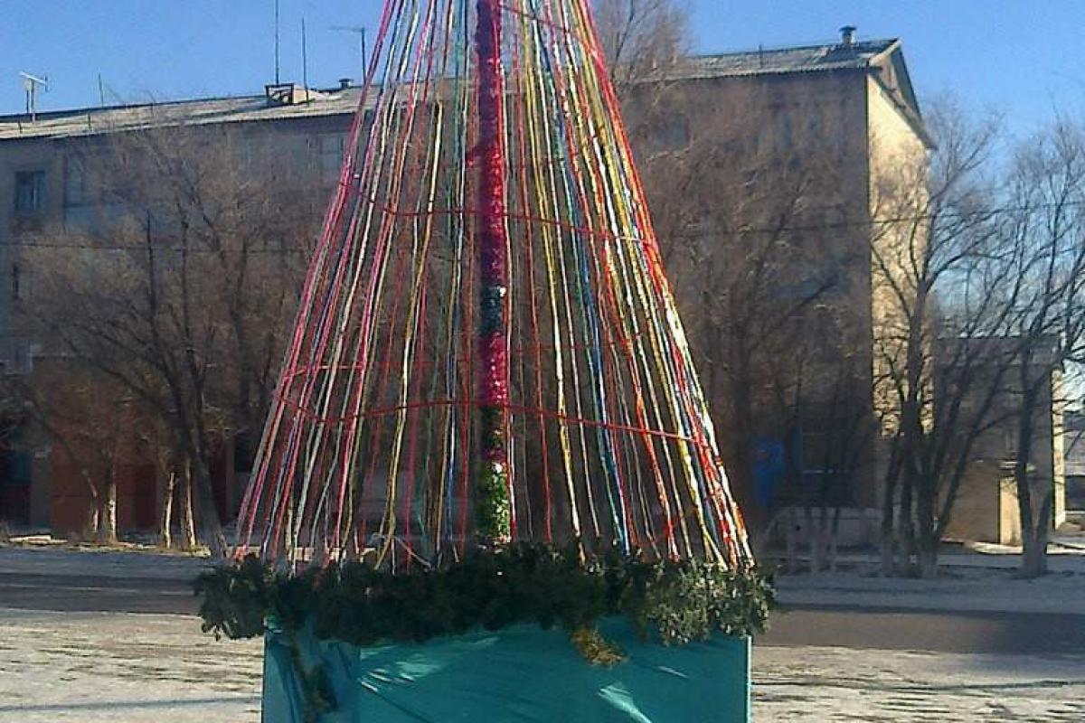 Виломлені двері та ялинка на руїнах: 