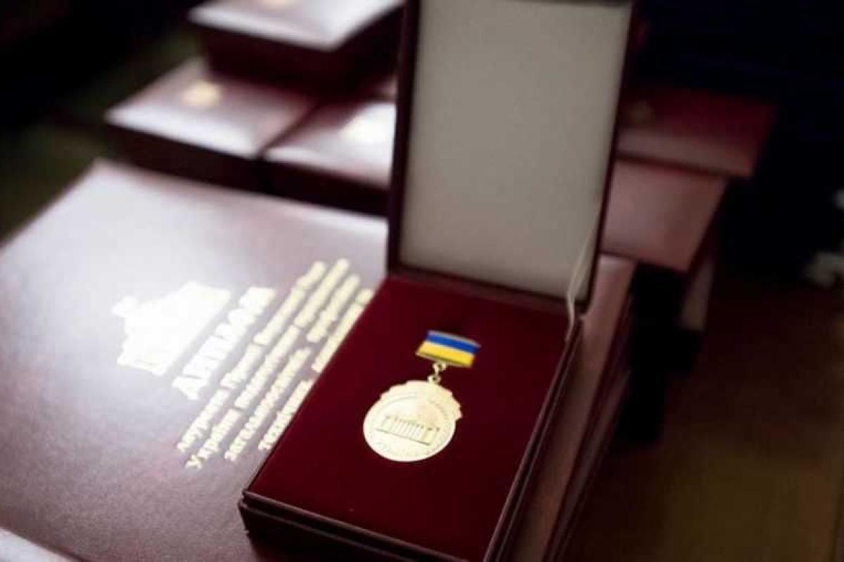 Світлана Боровкова, директорка Лисичанського ліцею №28 "Гарант", Сєвєродонецького району Луганської області, удостоєна Премії Верховної Ради України.