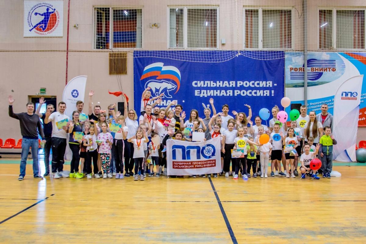 Лисичанск отмечает день рождения "Единой России" через принудительные школьные мероприятия