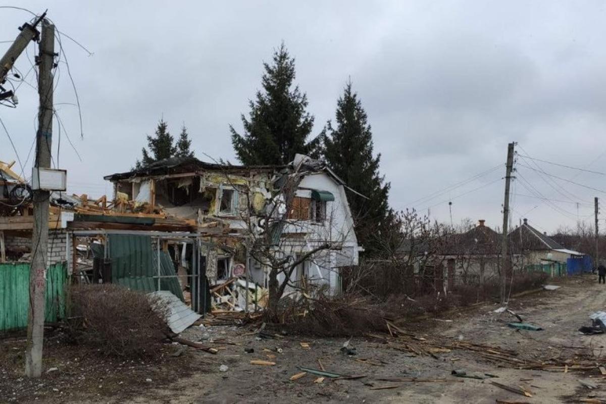 У місті дуже гучно": мешканці Кремінної повідомляють про нові обстріли та руйнування будинків