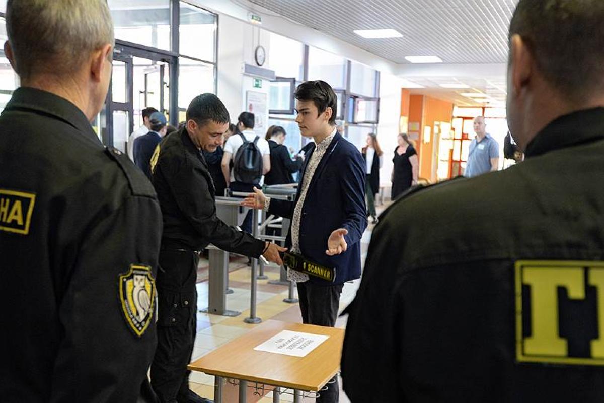 На окупованій Луганщині охоронцям у школах офіційно дозволили обшукувати дітей. Тепер перевірки особистих речей, одягу та сумок учнів стали звичною практикою в освітніх закладах під контролем окупаційної влади.