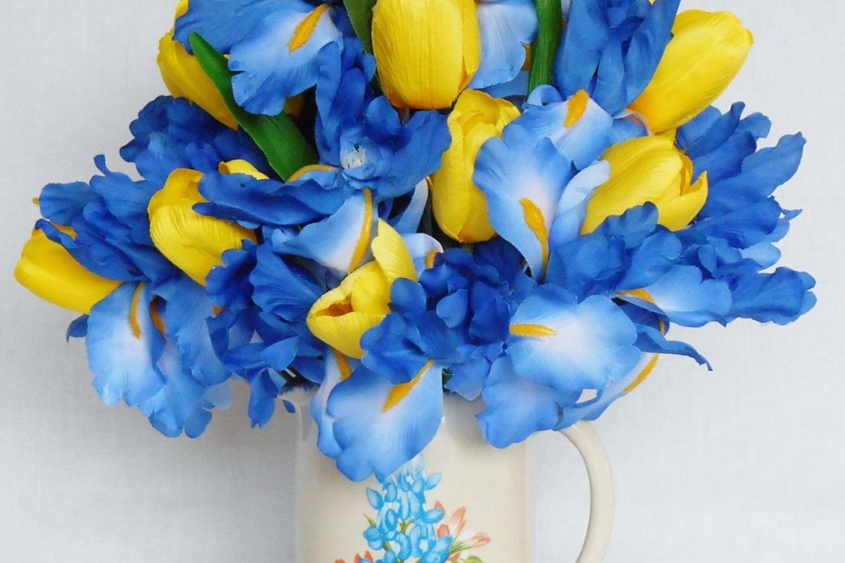 Квіти спротиву: у тимчасово окупованому Луганську на 8 березня масово купували жовто-сині тюльпани