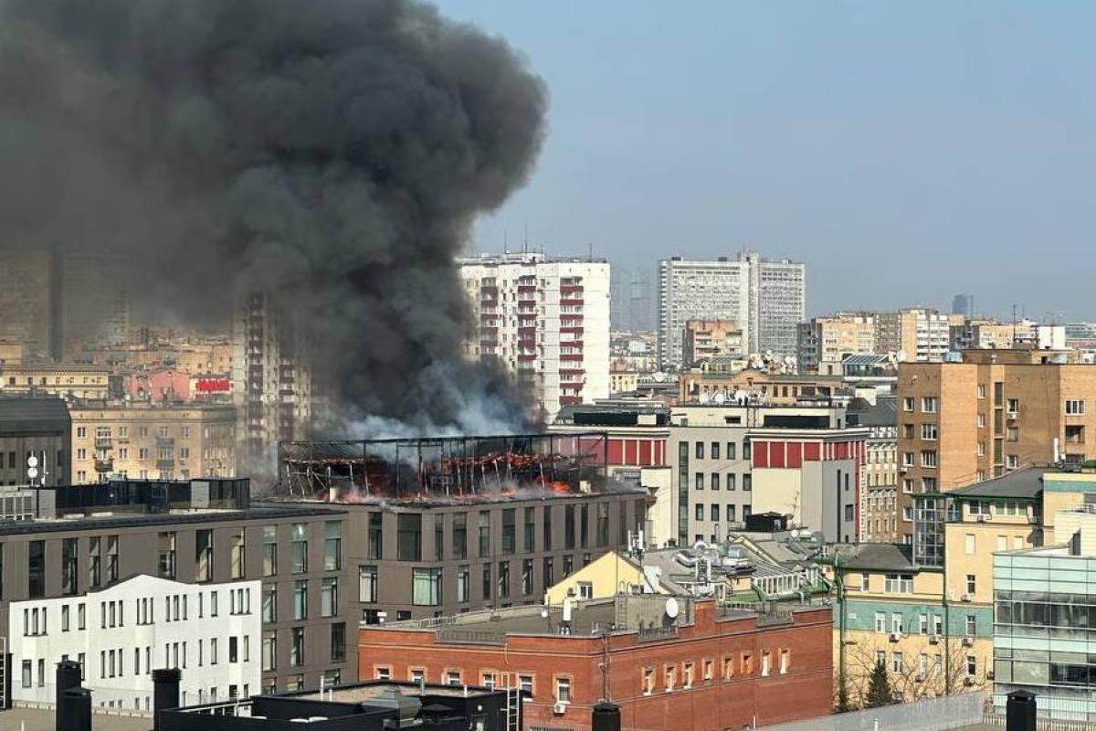 У Москві спалахнула пожежа в елітному пентхаусі: рух транспорту перекрито