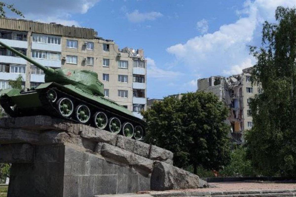 «Знесло кут будівлі»: у Лисичанську прогриміли два потужних вибухи