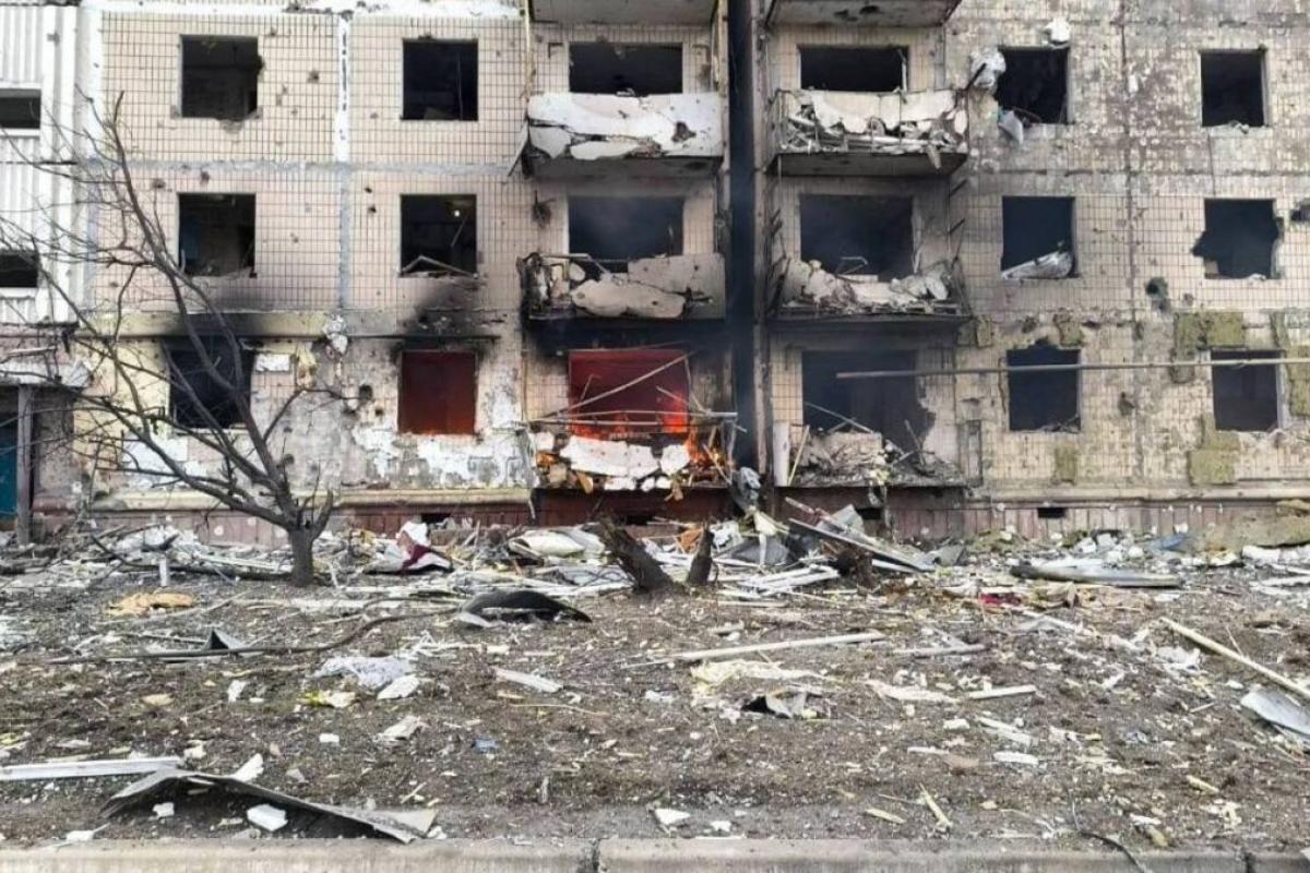 Росія вдарила по Запоріжжю керованими авіабомбами: палає багатоповерхівка, є постраждалі
