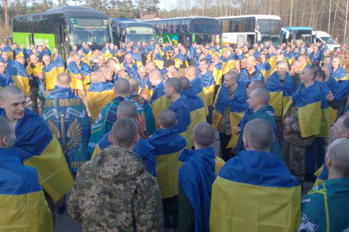 «Наші вдома»: ще 277 українських захисників повернулися з російського полону