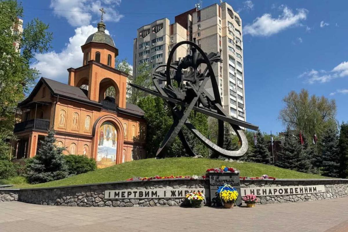 У день вшанування подвигу ліквідаторів Чорнобильської катастрофи Луганська обласна військова адміністрація нагадала про неоціненний внесок тих, хто у 1986 році не лише зупинив техногенну катастрофу, а й врятував мільйони життів майбутніх поколінь. Їх мужн