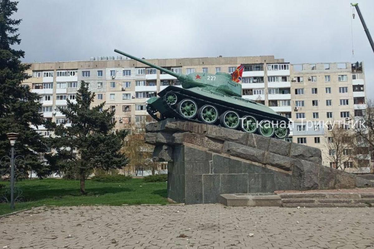 У мережі з’явилися нові фото з окупованого Лисичанська, які чітко демонструють реалії так званого "відновлення" міста під контролем російських окупантів. Насправді — це лише зовнішня оболонка пропаганди на фоні тотального руйнування.