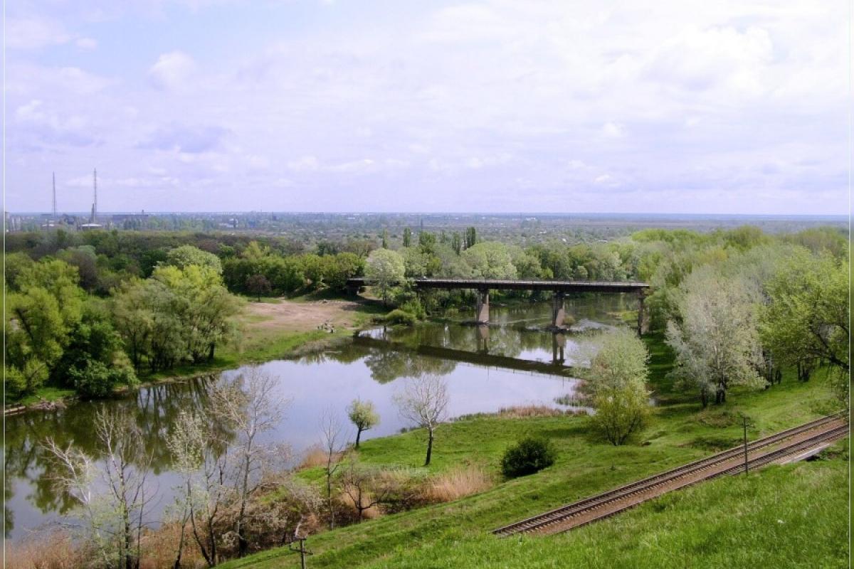 Фото з ремонту Павлоградського мосту між Сєвєродонецьком та Лисичанськом. Місцеві скептичні: чи це реальне відновлення, чи пропаганда? Історія мосту.