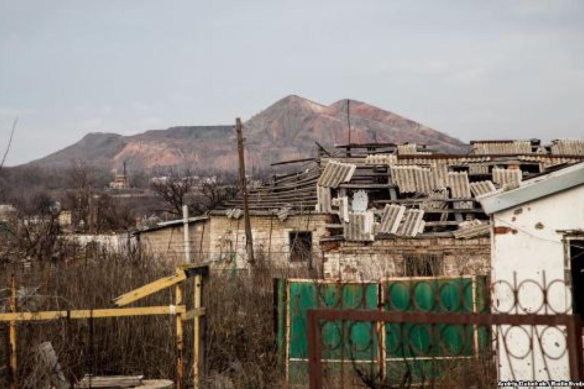 Окупована Кремінна на Луганщині залишається однією з найнапруженіших точок на сході України, де війна відчувається буквально в кожному дворі. Попри відносну "тишу" на вулицях, мешканці у чатах повідомляють: обстановка — тривожна, небо — гуде від дронів, а