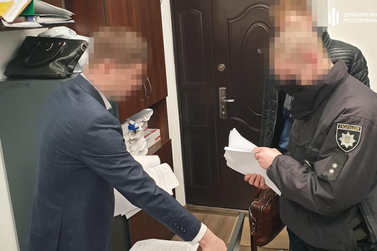 Вісім чинних поліцейських з Київської області та їхній спільник — колишній правоохоронець — стали фігурантами масштабного розслідування. Їх підозрюють у створенні злочинної організації, що скоювала тяжкі злочини, прикриваючись погонами.