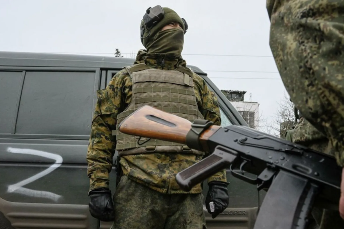 Росіяни підкидають зброю та українську символіку мешканцям окупованої Луганщини, щоб фабрикувати справи