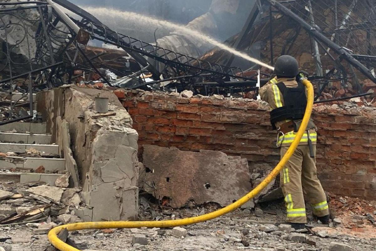 Сьогодні ввечері російська ракета вдарила по передмістю Сум. Загинула дитина, п'ятеро дітей та жінка поранені. Удар по цивільній інфраструктурі.