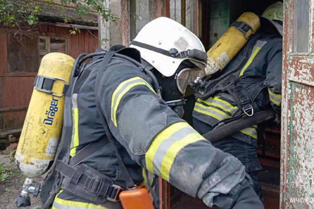 В окупованому Лисичанську горіла квартира. Постраждав 52-річний чоловік, від госпіталізації відмовився. Пожежу ліквідовано. Причини встановлюються. Часті пожежі в місті.