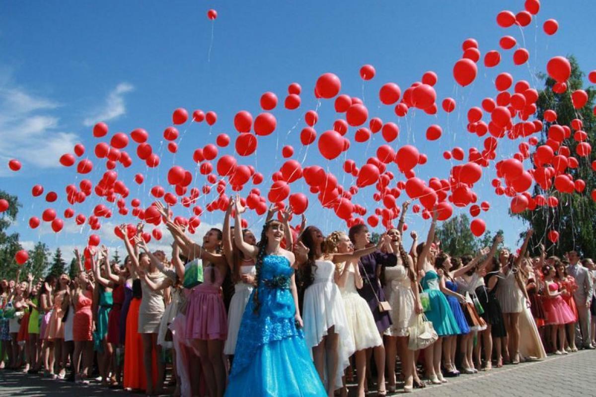 Замість свята — військова риторика: окупанти використовують випускні для ідеологічного тиску