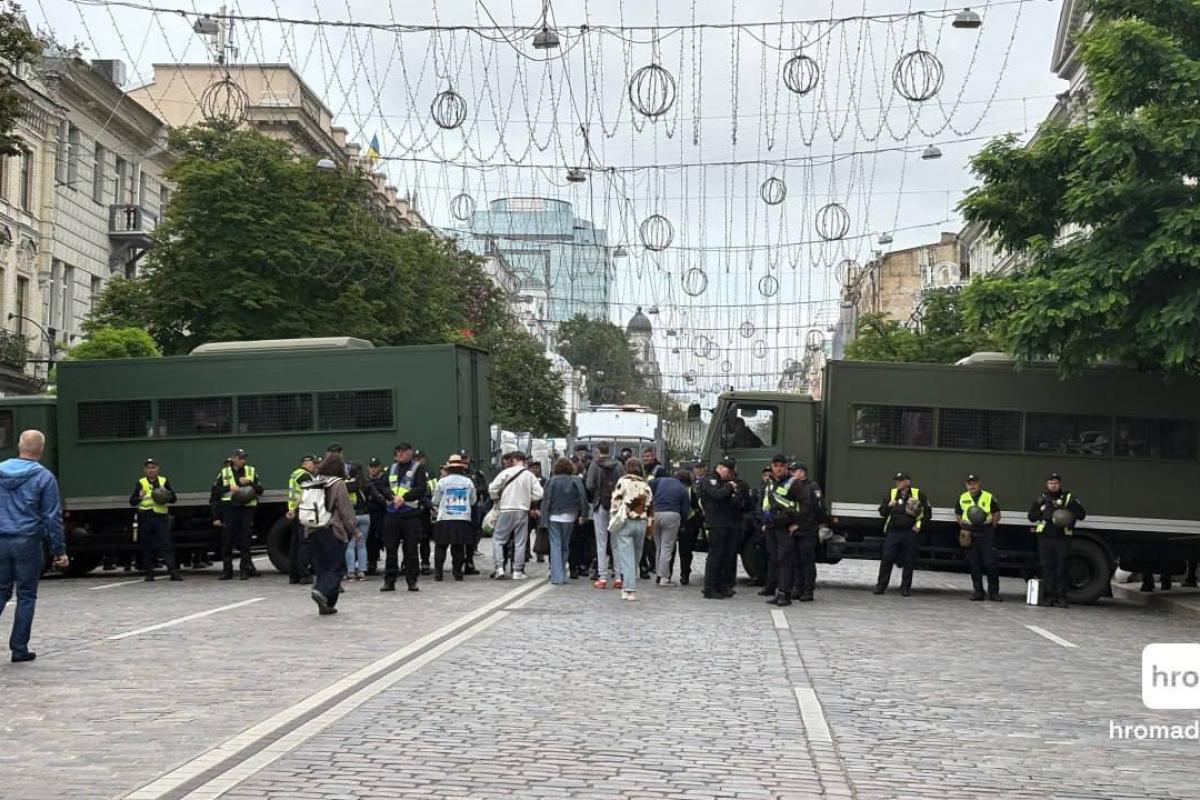 У Києві стартував "Марш Рівності" під посиленою охороною. Закрита "Театральна", перекриті вулиці. Поруч проходить "Марш за традиційні цінності". Сутичок вдалося уникнути.