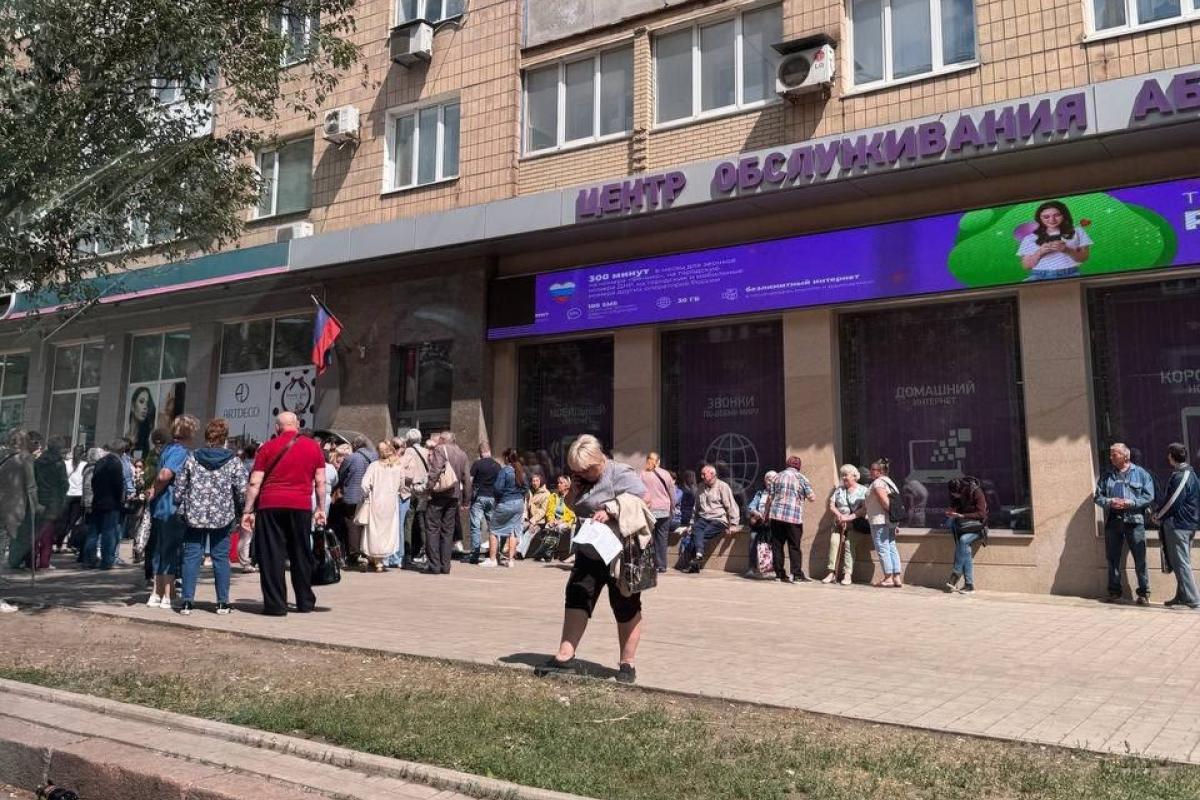 Примус через телефон: чому жителі Донеччини ночують під офісами мобільного оператора