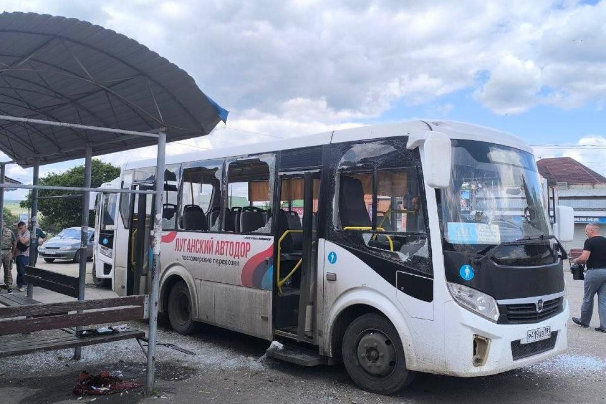 Дроновий удар по Сватовому: вибух на зупинці, є постраждалі