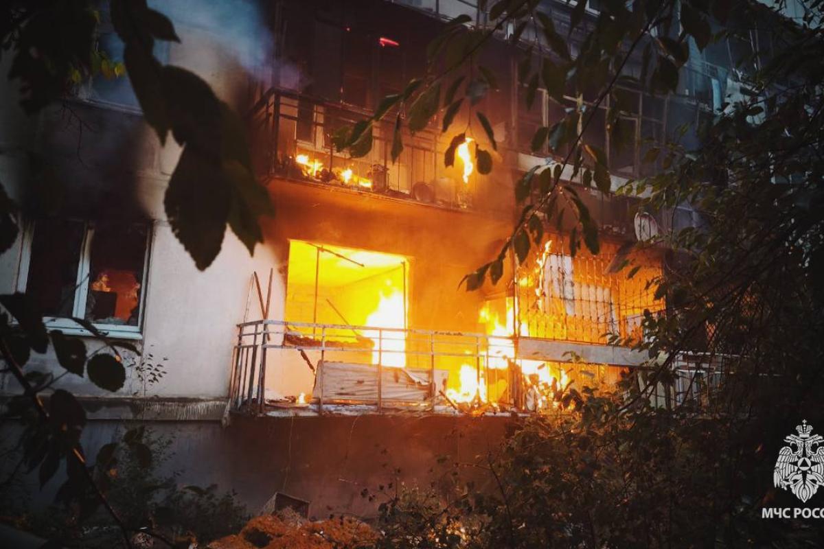У тимчасово окупованому Сіверськодонецьку знову зафіксовано пожежу в житловому будинку. Цього разу займання сталося в п’ятиповерхівці на шосе Будівельників.