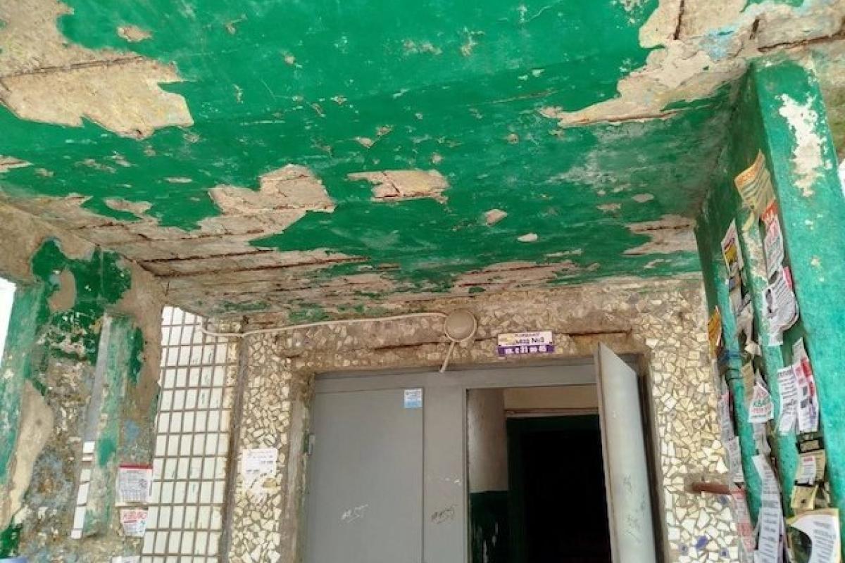 У 9-му кварталі Луганська підвали затоплені нечистотами 1,5 року. Є ризик аварійного вимкнення світла, будинки тріскаються. Окупаційні "комунальники" не працюють.