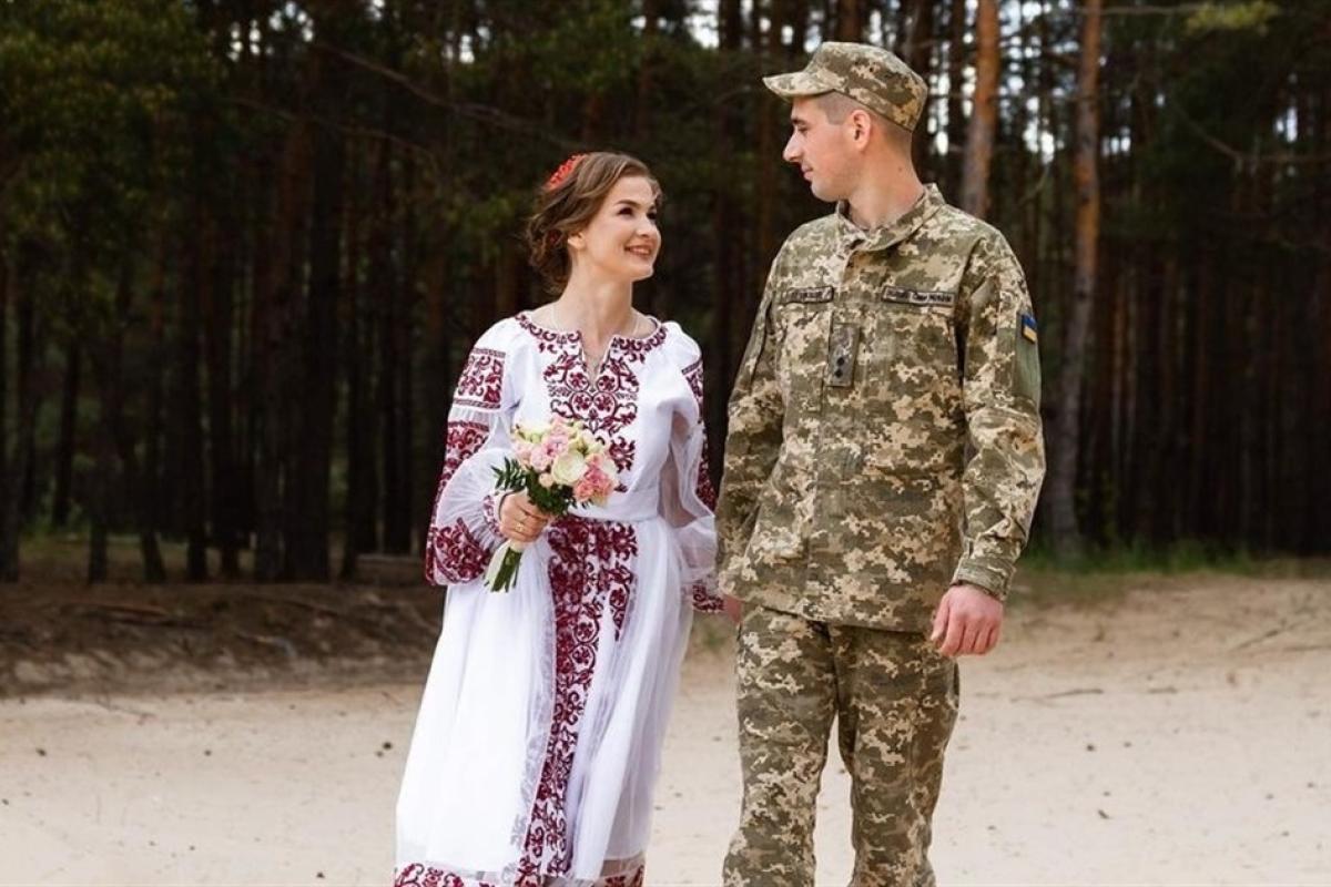 Попри складні умови воєнного стану, українці не втрачають надії та продовжують створювати нові сім’ї.