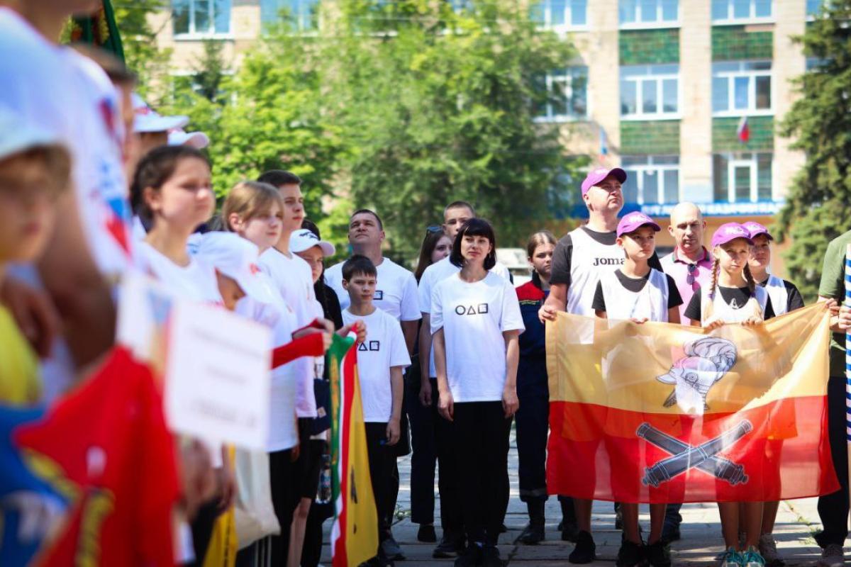 На тимчасово окупованій Луганщині російська влада продовжує використовувати дітей та родини як інструмент пропаганди. Цього разу — під виглядом "масштабного проєкту" під назвою "Семейная Зарница", який минулими вихідними пройшов у Луганську.