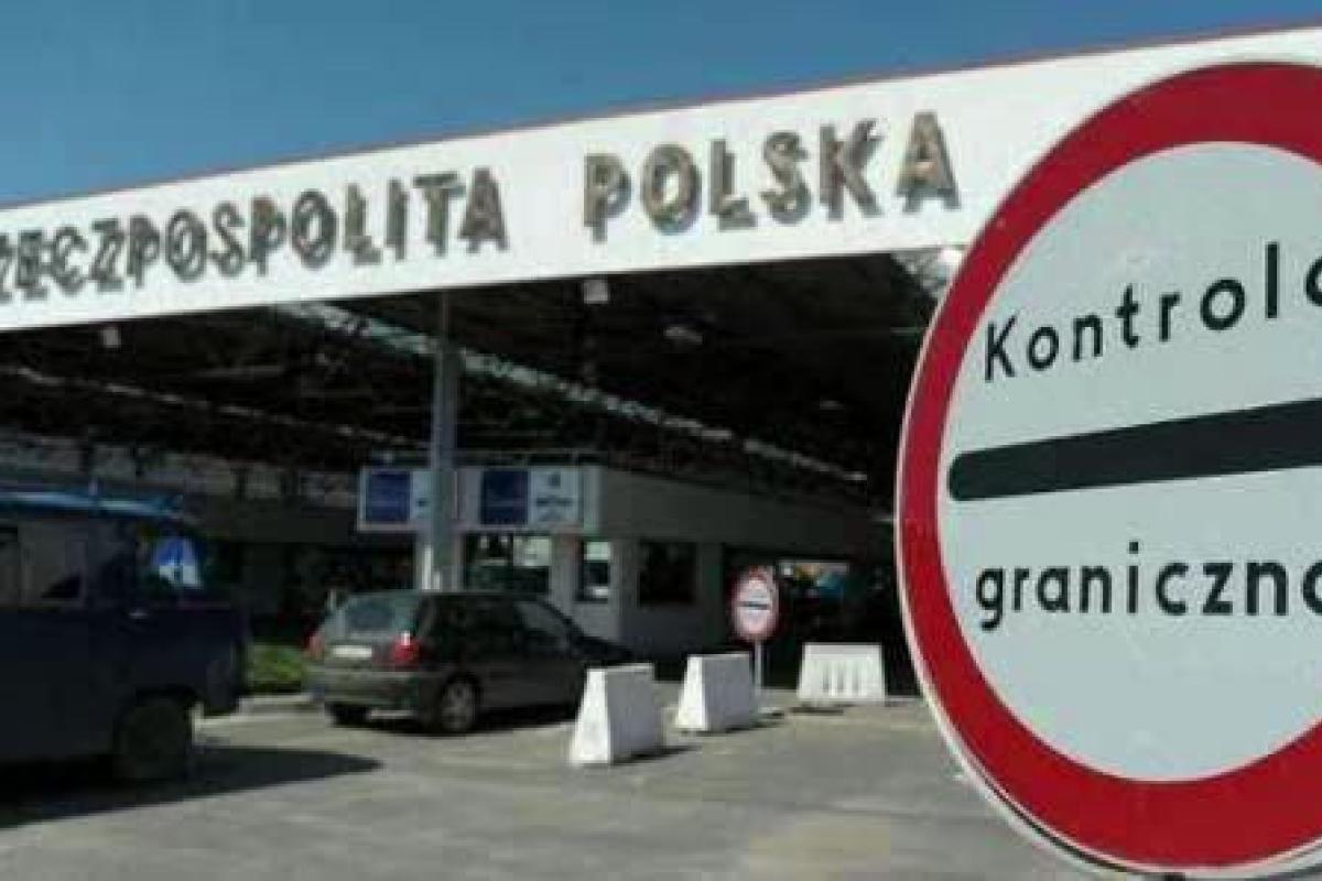 З липня 2025 Польща не впускає українців з ТОТ без біометричного закордонного паспорта, навіть транзитом. Це ускладнює евакуацію, залишаючи єдиний ризикований маршрут через Білорусь.