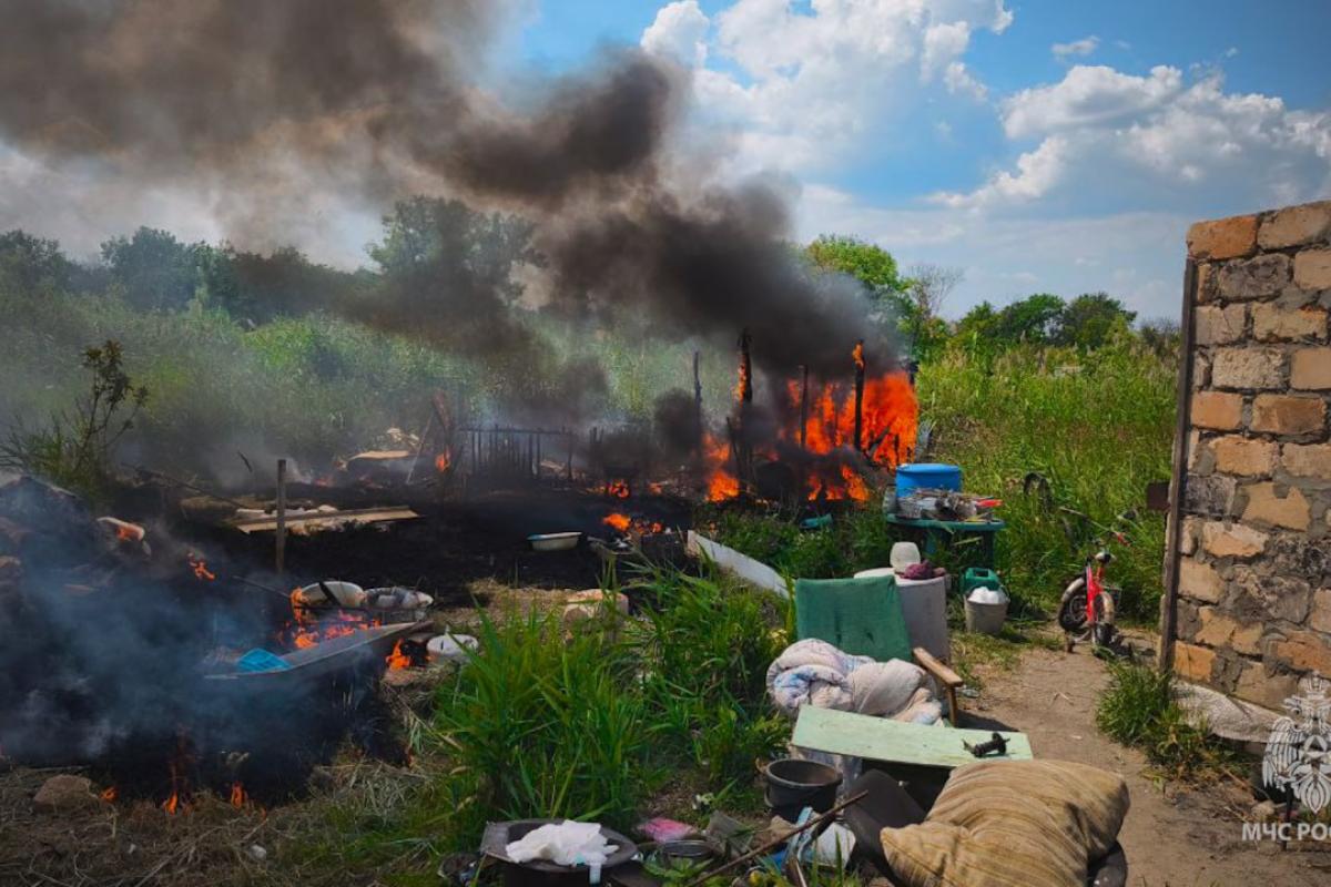 Поблизу Сєвєродонецька у Лісовій Дачі сталася пожежа: згоріла господарська споруда на 30 м². Окупанти з'ясовують причини, місцеві мешканці скаржаться на системність таких інцидентів.