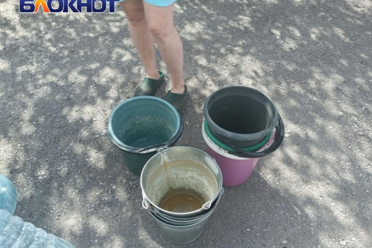 У розпал липневої спеки, коли температура в Луганську сягатиме +40°C, місто частково залишиться без води. Причина — запланований "ремонт" водогону та електропідстанцій, який окупаційна адміністрація планує провести з 15 по 17 липня, а головні незручності 