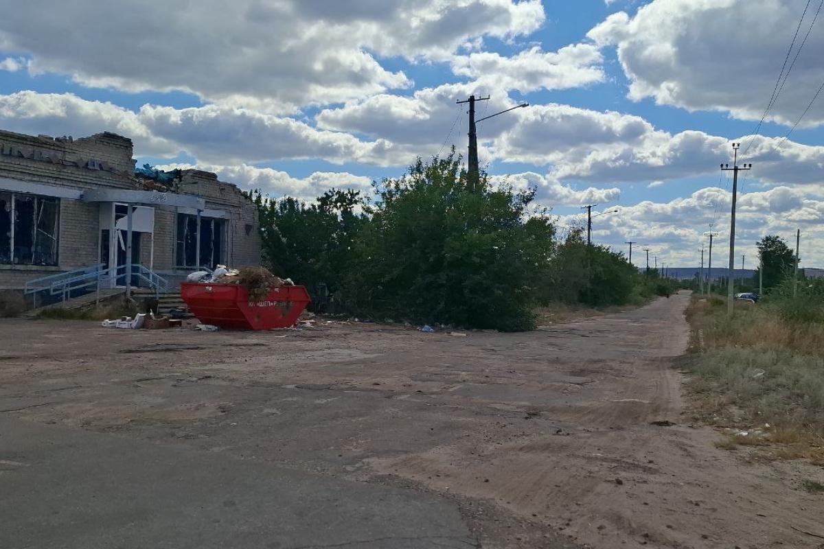 Окуповане Рубіжне потопає у смітті. Місцева влада ігнорує звернення, а на вулицях з'явилися щурі. Містяни бояться за своє здоров'я.  Варіант 2