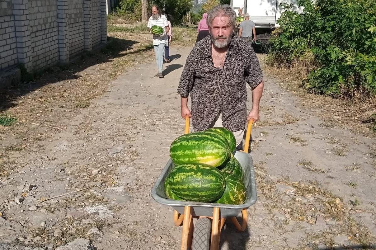 Окупаційна влада в Лисичанську роздала 10 тонн кавунів з Дагестану. Мешканці зазначають, що ця акція не вирішує головних проблем міста.