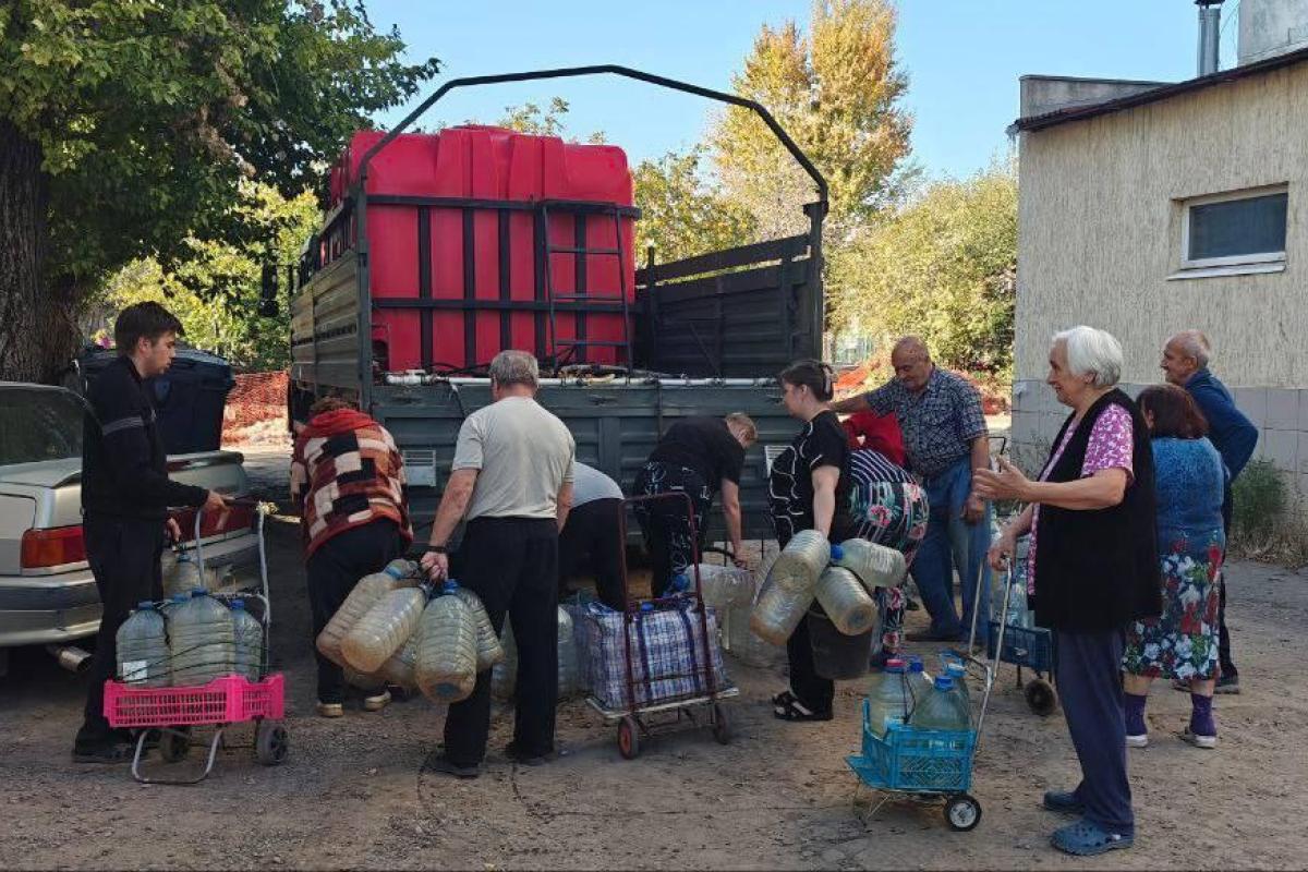 Окупаційні медіа гучно звітують про "турботу" щодо мешканців Лисичанська: щодня, за їхніми словами, аварійні бригади з Татарстану підвозять десятки тонн питної води.