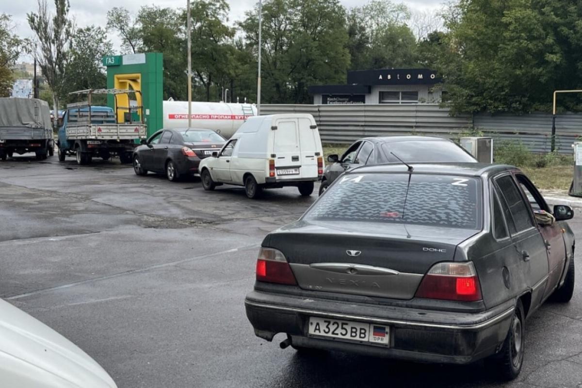 Більше, ніж у Москві: жителі Донецка показали ціни на дефіцитний бензин