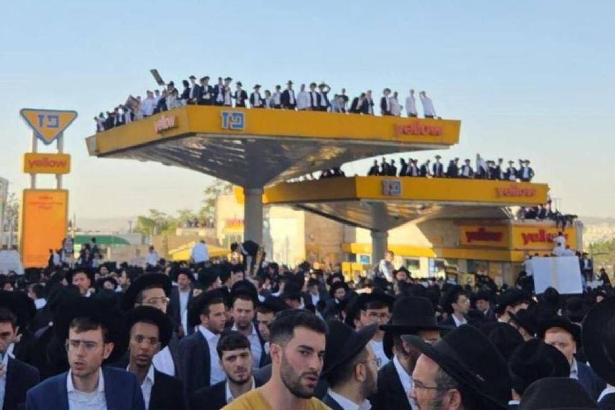 В Иерусалиме сотни тысяч ультраортодоксальных евреев вышли на "Марш миллиона" В Иерусалиме сотни тысяч ультраортодоксальных евреев вышли на "Марш ми