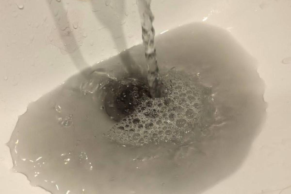 Місцеві мешканці діляться фото каламутної води з неприємним запахом Місцеві мешканці діляться фото каламутної води з неприємним запахом