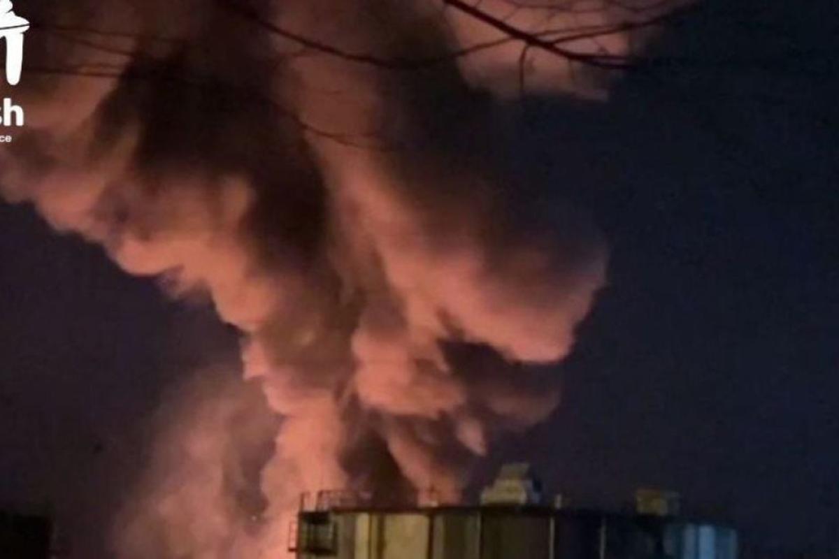 У Луганську безпілотники вдарили по двох нафтобазах: окупанти заявляють про пошкодження техніки У Луганську безпілотники вдарили по двох нафтобазах: окупанти заявляют