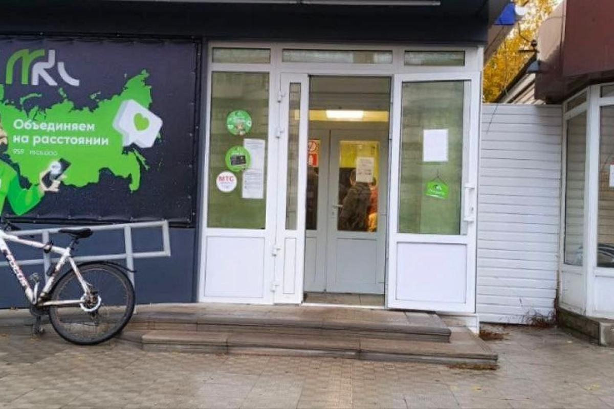 Жителі окупованого Сіверськодонецька штурмують салони зв'язку Мобільний з'язок в окупації