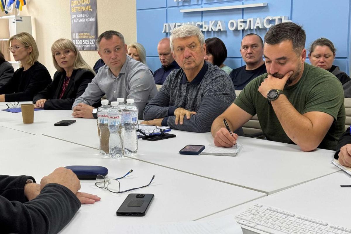 У Луганському офісі Конгресу при Президентові України запропонували запровадити порядок партнерства держави та громад для забезпечення житлом ВПО Засідання Луганського регіонального офісу Конгресу місцевих та регіона