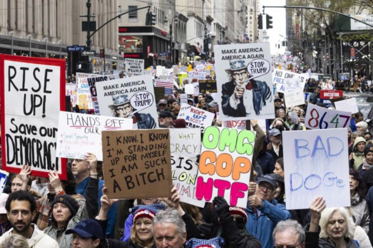 По всей стране идет масштабная акция "Без королей" против политики Дональда Трампа Протесты в США