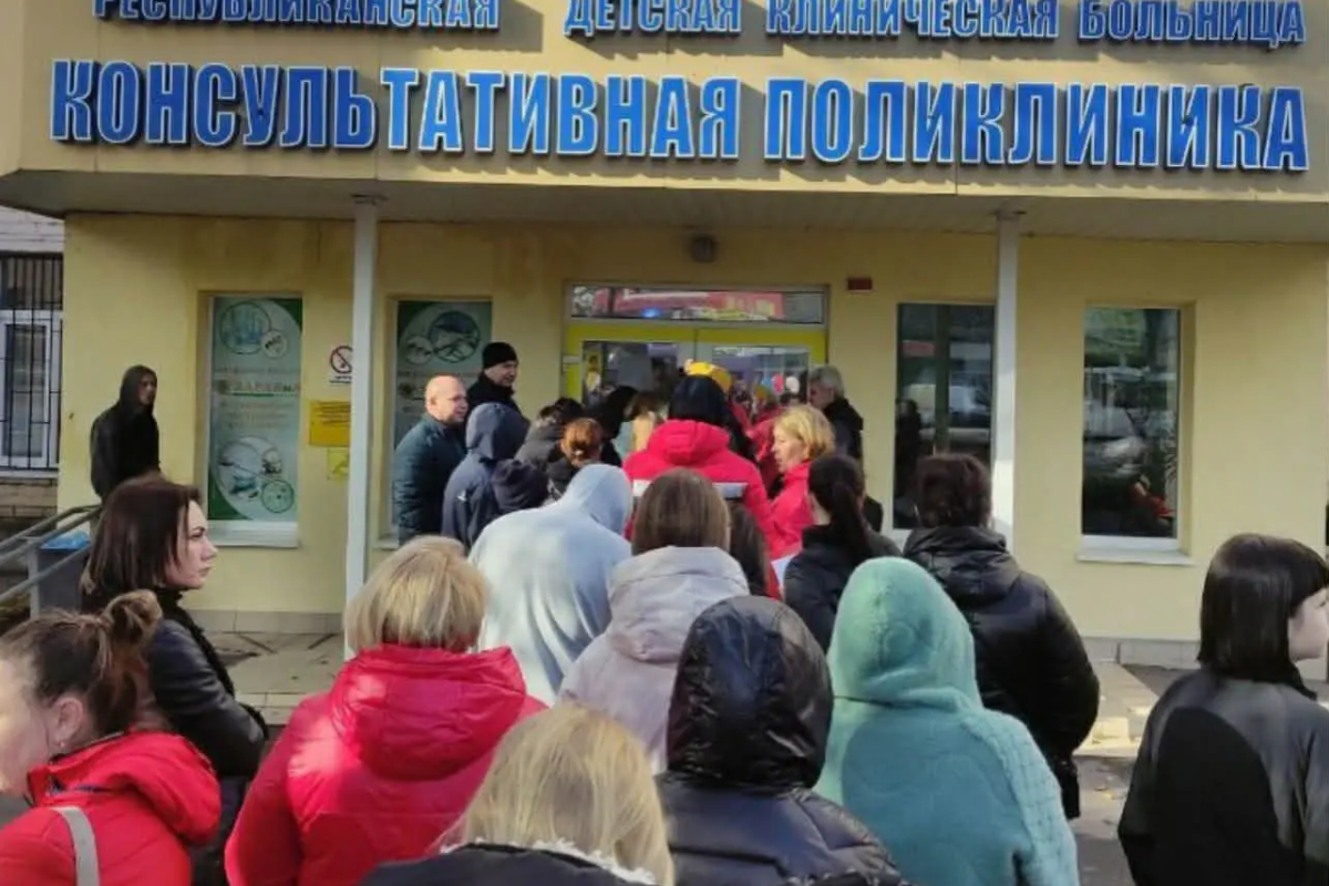 В оккупированном Луганске люди с детьми выстаивают длиннющие очереди, чтобы попасть к врачам Длинные очереди в больницу